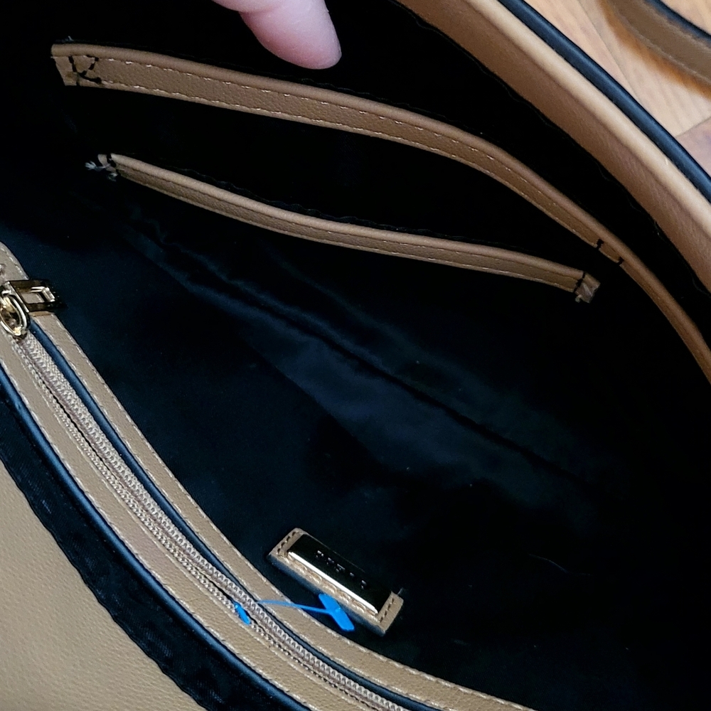 Vintage GUESS Taupe and Black Logo Crossbody Shoulder Bag - Picture 3 of 4